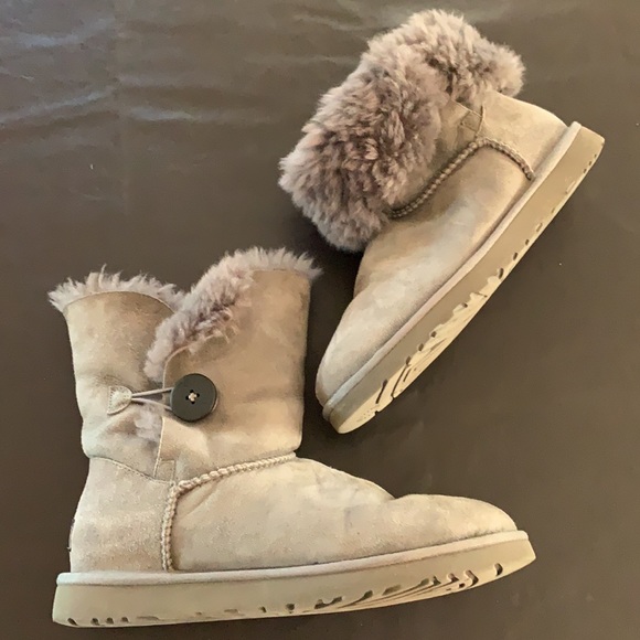 Women’s Ugg Short Bailey Button Boots [Pre-Worn] - Picture 5 of 6